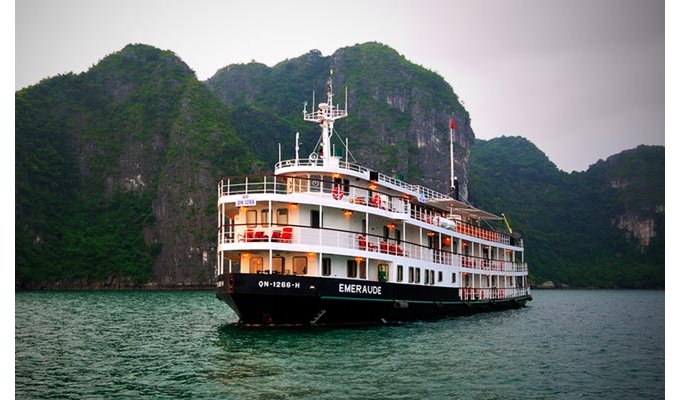 2 days / 1 Night Cruise in Halong Bay abord the Emeraude