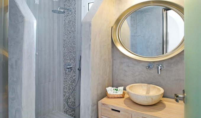 Your stay in Cyclades, Accommodation 8j / 7 nights hotel accommodation with breakfast in standard room. Aegean Plaza Hotel. 