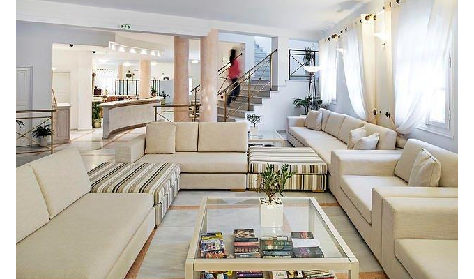 Your stay in Cyclades, Accommodation 8j / 7 nights hotel accommodation with breakfast in standard room. Aegean Plaza Hotel. 