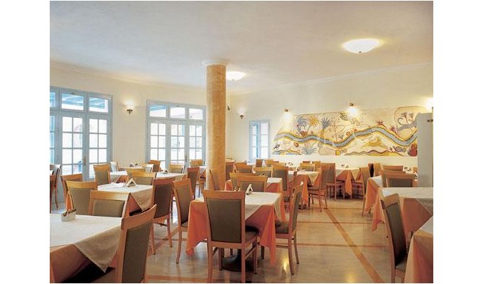 Your stay in Cyclades, Accommodation 8j / 7 nights hotel accommodation with breakfast in standard room. Aegean Plaza Hotel. 