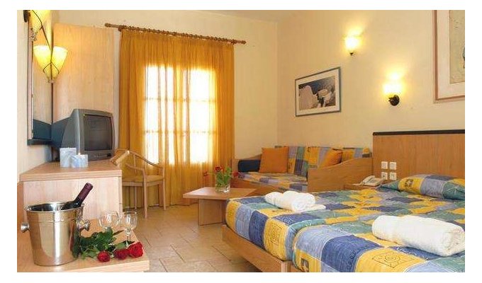 Your stay in Cyclades, Accommodation 8j / 7 nights hotel accommodation with breakfast in standard room. Aegean Plaza Hotel. 