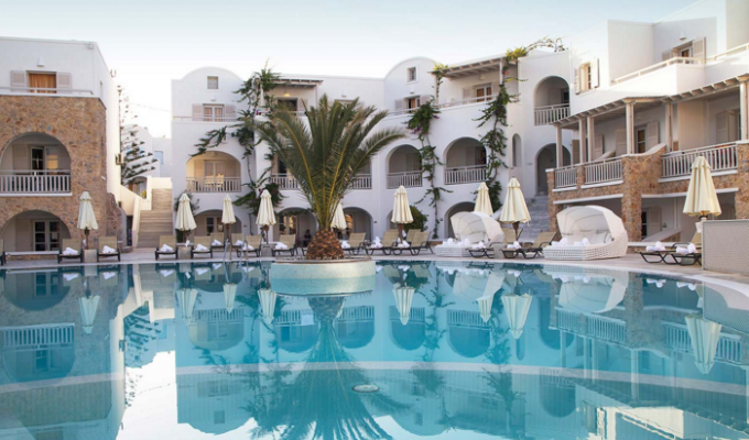 Your stay in Cyclades, Accommodation 8j / 7 nights hotel accommodation with breakfast in standard room. Aegean Plaza Hotel. 