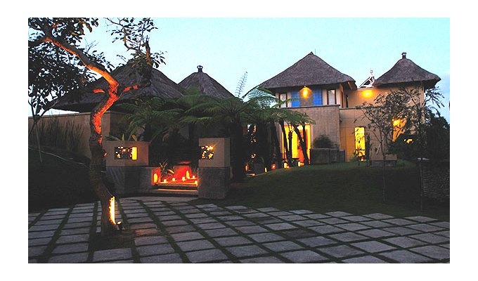 Bali luxury villa with swimming pool and staff, 15 minutes drive from Ubud