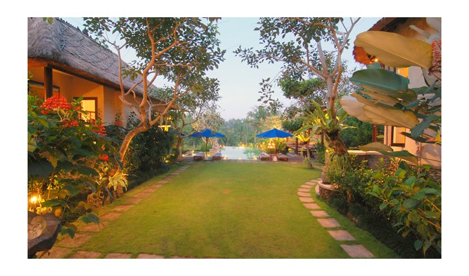 Bali luxury villa with swimming pool and staff, 15 minutes drive from Ubud