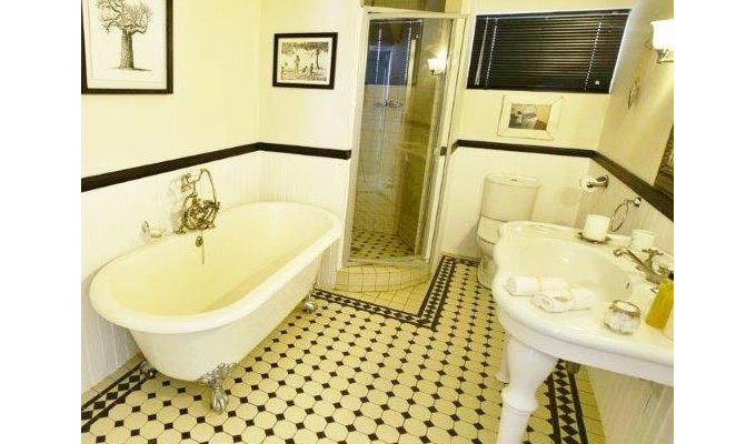 Bathroom Suite 2