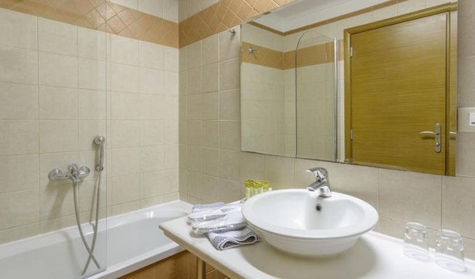 Your stay in Greece, accommodation 8j / 7 nights hotel accommodation with breakfast in standard room. 