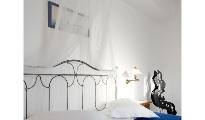 Your stay in Cyclades, Accommodation 8j / 7 nights hotel accommodation with breakfast in standard room and transfers Maritimes. 