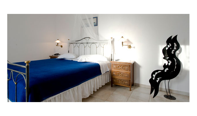 Your stay in Cyclades, Accommodation 8j / 7 nights hotel accommodation with breakfast in standard room and transfers Maritimes. 