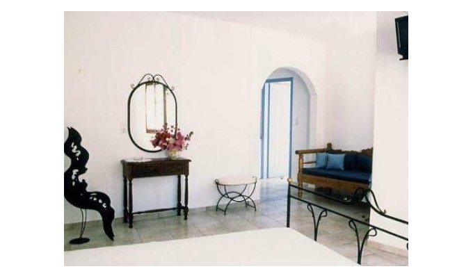 Your stay in Cyclades, Accommodation 8j / 7 nights hotel accommodation with breakfast in standard room and transfers Maritimes. 