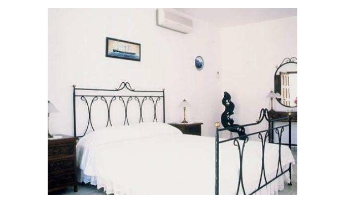 Your stay in Cyclades, Accommodation 8j / 7 nights hotel accommodation with breakfast in standard room and transfers Maritimes. 