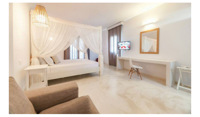 Your stay in Cyclades, Accommodation 8j / 7 nights hotel on bed & breakfast in standard room.
