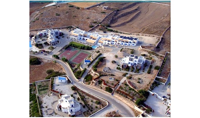 Your stay in Cyclades, Accommodation 8j / 7 nights hotel on bed & breakfast in standard room.