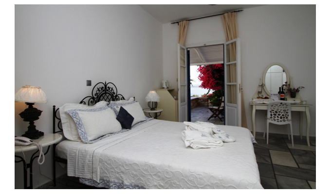 Your stay in Cyclades, Accommodation 8j / 7 nights hotel on bed & breakfast in standard room.